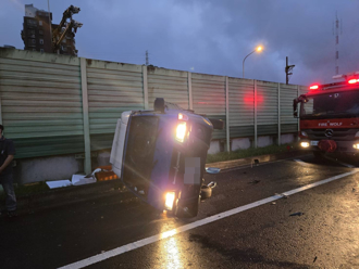 國1汐止段凌晨4車連環撞！小貨車側翻全線封閉 2人送醫