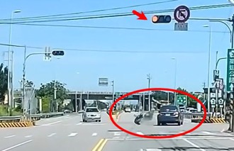 轎車無視紅燈「直直闖」 綠燈騎士撞擊噴上引擎蓋