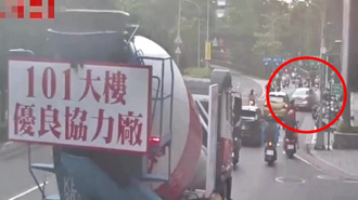 三重自小客自撞花圃 驚險瞬間曝光！駕駛驚魂未定