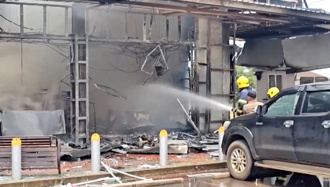 影》泰醫院挨炸慘況曝光 大批士兵「匍匐逃命」