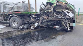 台84線嚴重車禍！水泥車爆胎路肩維修　遭曳引車猛撞慘況曝