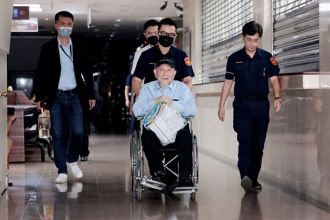 快訊》沈慶京戴電子腳鐐現身！1.8億交保 坐輪椅離開北院