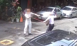 影》老父抓傘、掃把「擋不住尖刀」 遭逆子追出家門壓地砍見骨