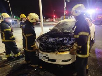 路上行驶突冒烟起火　高雄男子急停惊逃