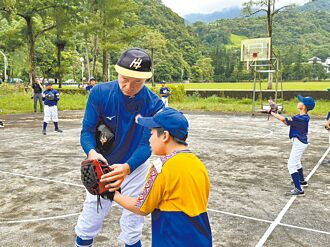 宜蘭 75歲蹲捕 不老棒球營 揮棒傳承夢想