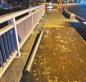 台中 走人行道遭鐵桿絆倒 女縫11針