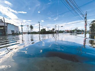 大潮來襲 高屏又見海水倒灌