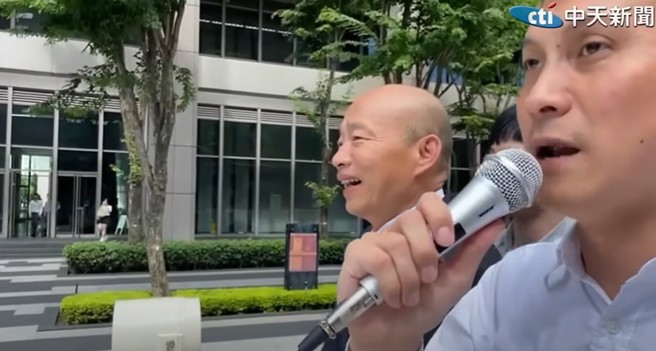 韓國瑜現身板橋，陪同國民黨立委葉元之車隊掃街。（取自中天新聞）