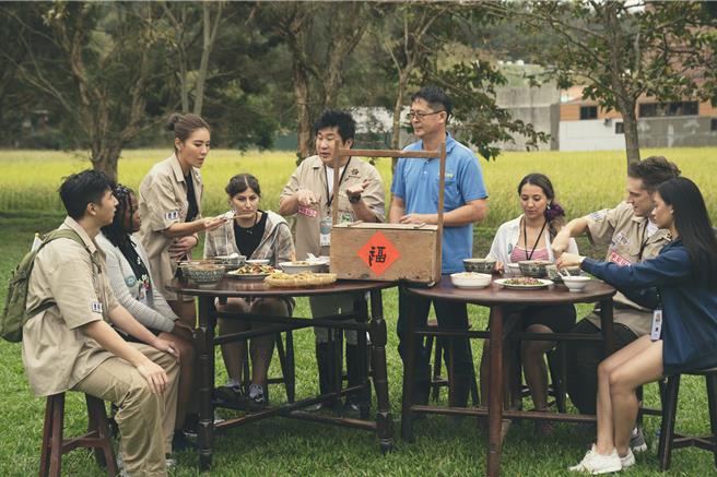 《胡來旅行社》招待外國旅客在苗栗深度旅遊。（客家電視台提供）