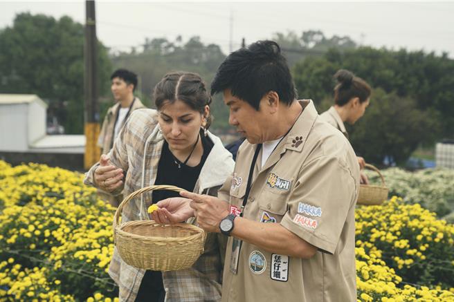 胡瓜用英文向外國旅客介紹。（客家電視台提供）