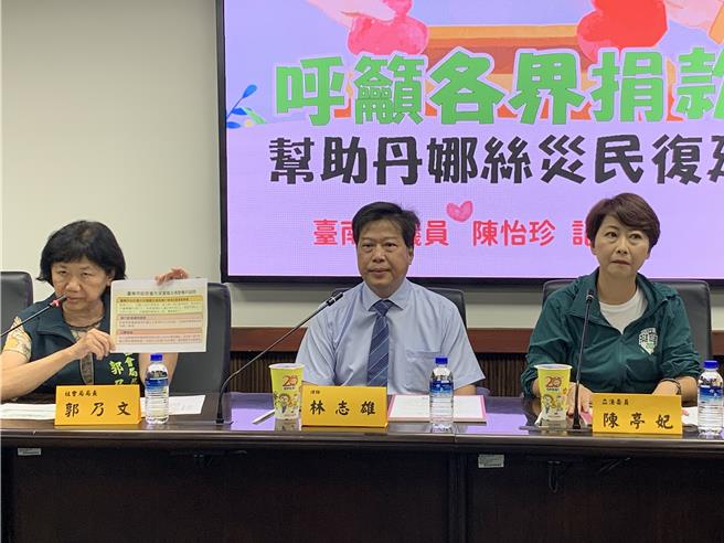 台南市社会局长郭乃文（左）说明台南市政府的丹娜丝风灾捐助专户。（郭良杰摄）