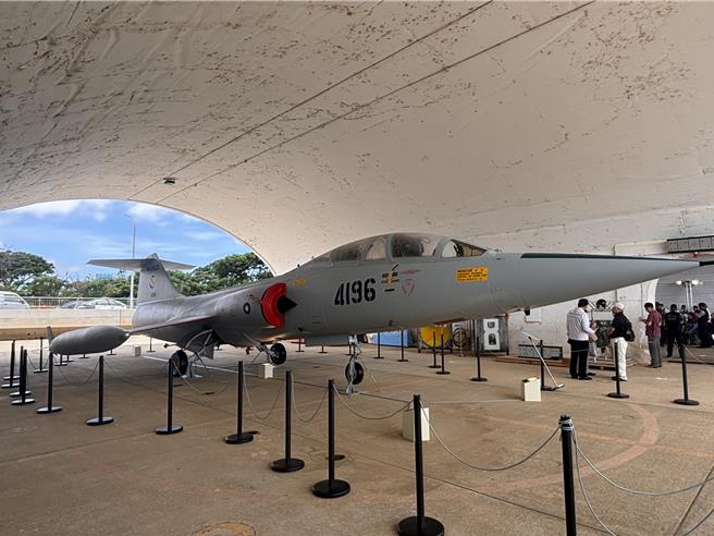 曾经守护台海领空的前空军桃园基地的「05警戒区」，2016年公告指定为市定古蹟，经桃园市文化局分期分区方式进行修復工程成立「桃园市航空城博物馆」24日正式开馆试营运。(廖姮玥摄)