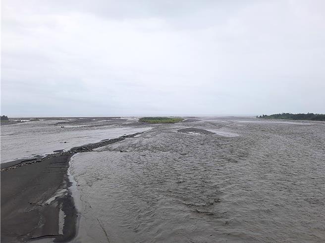 薇帕颱風挾帶豪雨釀卑南溪水暴漲，沖毀台東大橋至出海口水覆蓋防塵措施。（台東縣政府提供／蕭嘉蕙台東傳真）