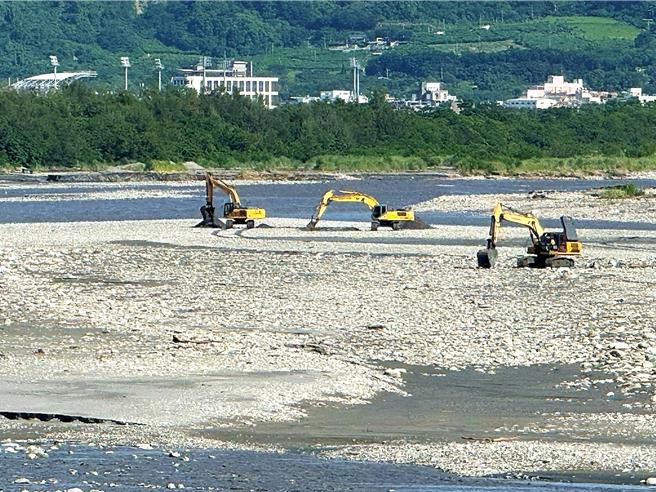 台東縣環保局投入重機具搶修水覆蓋，預計30個工作日全面恢復。（台東縣政府提供／蕭嘉蕙台東傳真）