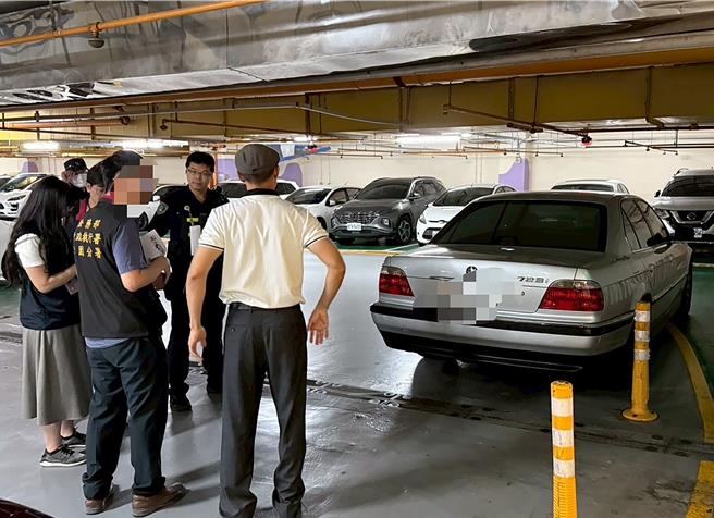 為維護桃園國際機場航廈秩序，打擊長期盤據機場的「違規攬客黃牛」，內政部警政署航空警察局與法務部行政執行署桃園分署23日展開聯合稽查行動，針對列管積欠稅款及罰鍰之違規業者，依法強制執行財產查扣，展現公權力執法決心。（航警局提供／陳麒全桃園機場傳真）