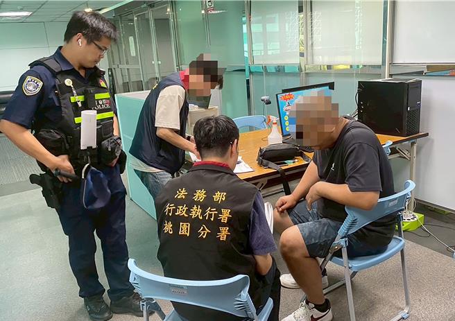 為維護桃園國際機場航廈秩序，打擊長期盤據機場的「違規攬客黃牛」，內政部警政署航空警察局與法務部行政執行署桃園分署23日展開聯合稽查行動，針對列管積欠稅款及罰鍰之違規業者，依法強制執行財產查扣，展現公權力執法決心。（航警局提供／陳麒全桃園機場傳真）