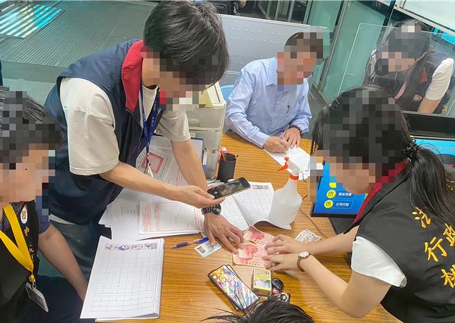 為維護桃園國際機場航廈秩序，打擊長期盤據機場的「違規攬客黃牛」，內政部警政署航空警察局與法務部行政執行署桃園分署23日展開聯合稽查行動，針對列管積欠稅款及罰鍰之違規業者，依法強制執行財產查扣，展現公權力執法決心。（航警局提供／陳麒全桃園機場傳真）