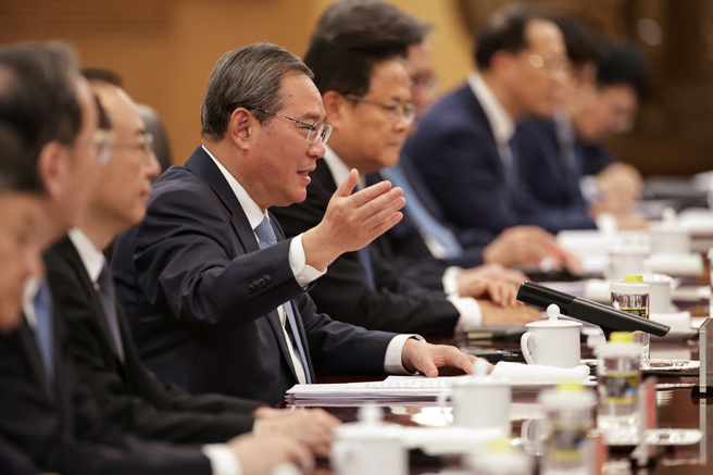 2025年7月24日，北京人民大會堂舉行的中歐峰會期間，陸國務院總理李強談話。（路透社）