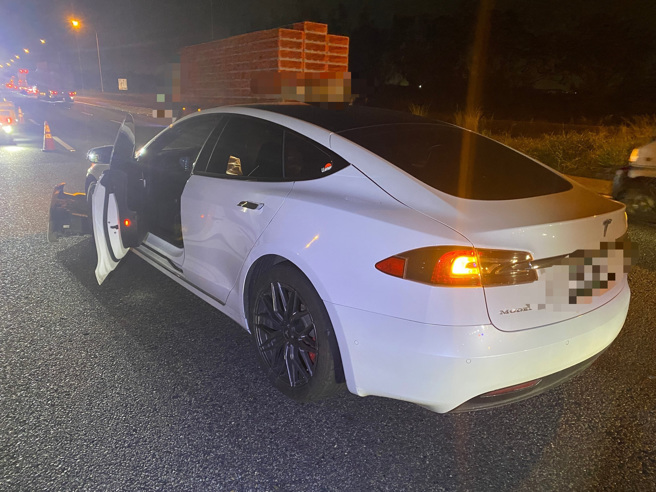 一名37歲李姓女駕駛特斯拉疑似未依規定變換車道，竟在高速公路上「鬼切」擦撞52歲陳男駕駛的車輛，導致陳男翻車，雙方輕傷。（圖警方提供／簡銘柱翻攝）