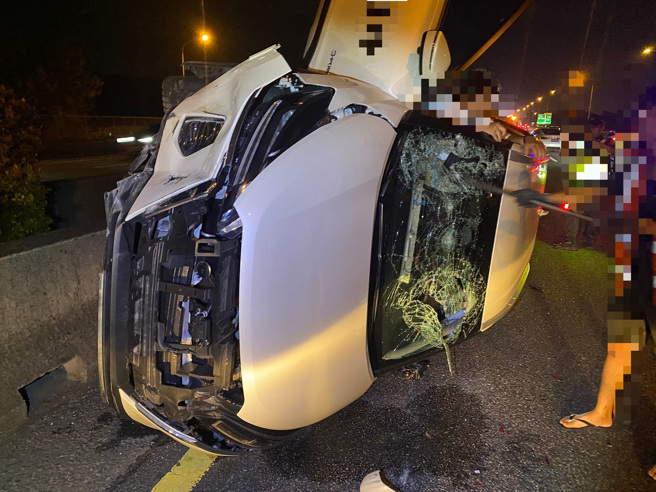 一名37歲李姓女駕駛特斯拉疑似未依規定變換車道，竟在高速公路上「鬼切」擦撞52歲陳男駕駛的車輛，導致陳男翻車，雙方輕傷。（圖警方提供／簡銘柱翻攝）