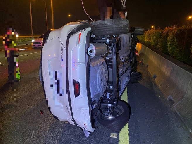 一名37歲李姓女駕駛特斯拉疑似未依規定變換車道，竟在高速公路上「鬼切」擦撞52歲陳男駕駛的車輛，導致陳男翻車，雙方輕傷。（圖警方提供／簡銘柱翻攝）