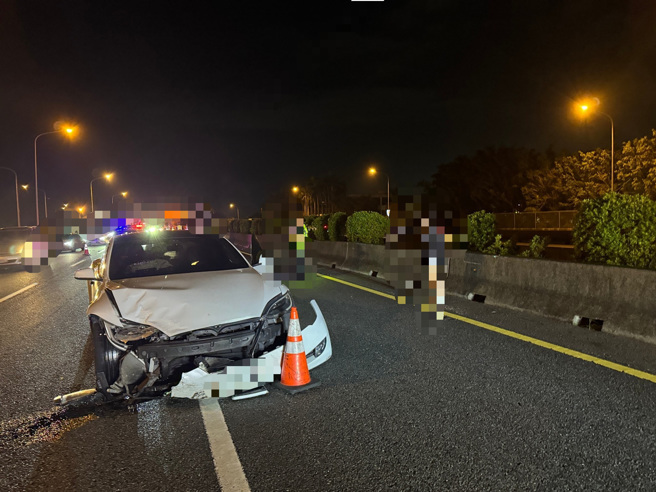 一名37歲李姓女駕駛特斯拉疑似未依規定變換車道，竟在高速公路上「鬼切」擦撞52歲陳男駕駛的車輛，導致陳男翻車，雙方輕傷。（圖警方提供／簡銘柱翻攝）
