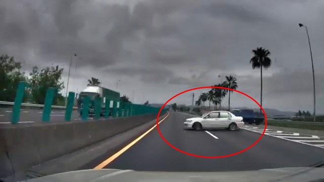 驾驶北上经过九如交流道，遇到白色轿车上匝道后大迴转，驾驶来不及反应直接高速撞上。（翻摄画面）