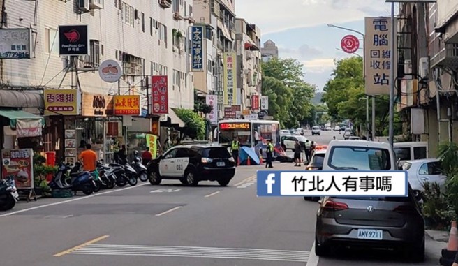 新竹學府路上有網友拍下嚴重車禍，現場有警方的小帳棚，網友直呼不妙。（翻攝臉書／竹北人有事嗎）