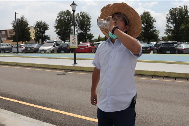 在戶外勞動，醫師提醒，最重要的是水分的補充。（彰化醫院提供／葉靜美彰化傳真）