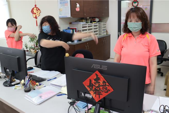 長時間待在冷氣房，醫師提醒，要常起來活動筋骨。（彰化醫院提供／葉靜美彰化傳真）