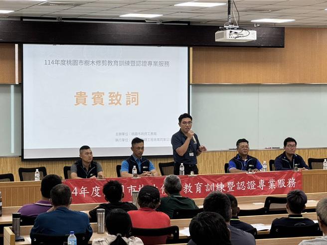 工务局24日连2天举办2场实体化课程证照课，希望让首次接触受训考照的业者参加实体化课程，方便现场与讲师面对面的交流讨论、请教。(工务局提供)