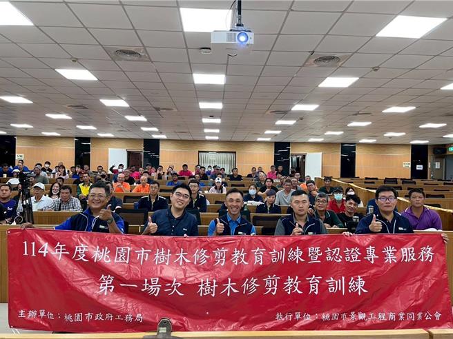 工务局24日连2天举办2场实体化课程证照课，希望让首次接触受训考照的业者参加实体化课程，方便现场与讲师面对面的交流讨论、请教。(工务局提供)