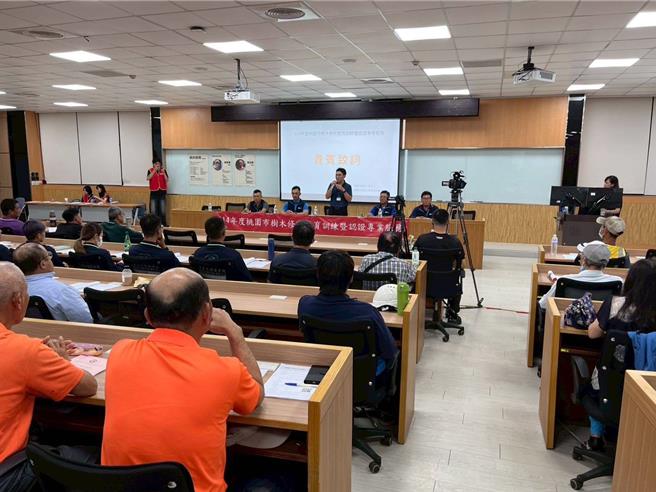 工务局24日连2天举办2场实体化课程证照课，希望让首次接触受训考照的业者参加实体化课程，方便现场与讲师面对面的交流讨论、请教。(工务局提供)