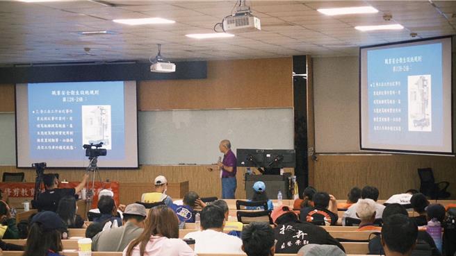 工务局24日连2天举办2场实体化课程证照课，希望让首次接触受训考照的业者参加实体化课程，方便现场与讲师面对面的交流讨论、请教。(工务局提供)