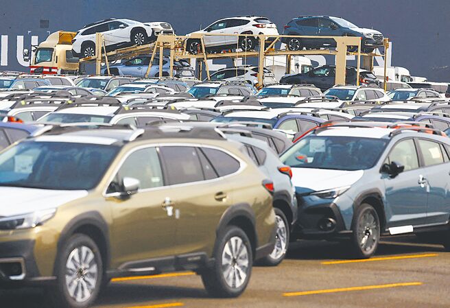多位专家认为，美国调降日本对等关税税率至15％，可能成为韩国和台湾等未来与美国贸易谈判的参考基准。图为日本横滨港等待出口的汽车。（路透）