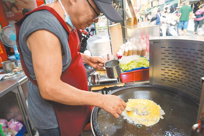养鸡协会推动产地报价，盼蛋价制度更透明化，蛋商则质疑可行性。（郭吉铨摄）