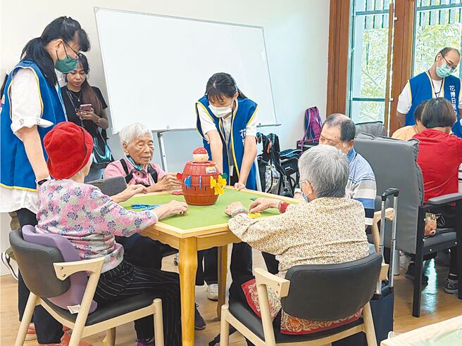 「花博日照中心夢想銀髮樂園」23日開幕，日照中心以「長輩自主選擇課表」為核心設計，規畫26大類、共99項靜動皆宜的活動，包括麻將、運動、唱歌等。（邱芊攝）