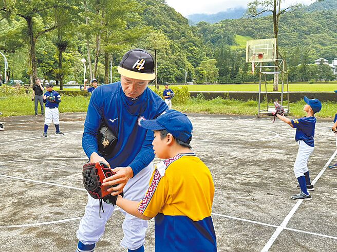 宜蘭大同國小舉辦「不老棒球爺奶夏令營」，邀請巴歌浪不老棒球隊16位銀髮球員到校與少棒隊孩子交流。（弘道老人福利基金會提供／吳佩蓉宜蘭傳真）