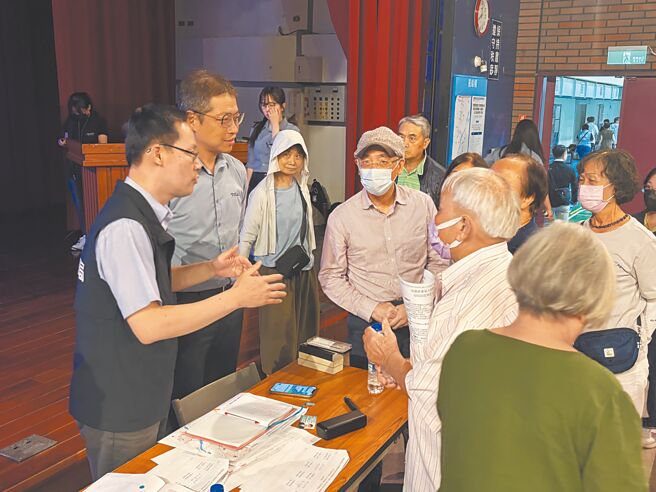 桃园市捷运工程局完成捷运绿线延伸大溪河东地区可行性评估案，预计年底送交通部续审，22日晚间首场说明会，在地民眾对捷运绿线延伸看法两极。（廖姮玥摄）