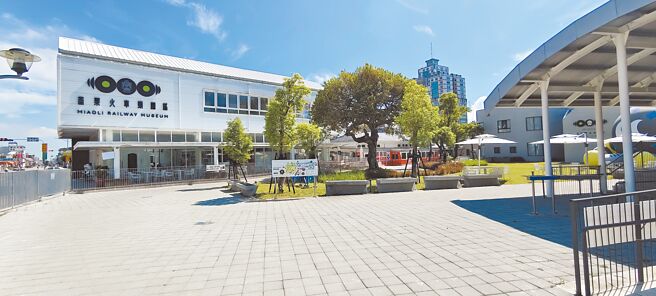 苗栗火车头园区开幕近3个月，最高峰曾吸引每日4、5千人入园参观，由于园区周边停车位不足，县长锺东锦指示县警局会同苗栗市公所研拟疏解方案，决定将增加游览车临时停车位，警方则在假日加派警力疏导交通。（谢明俊摄）