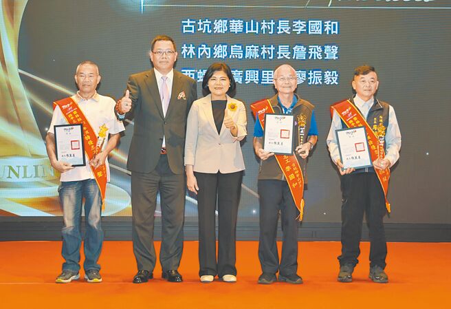 云林县路平志工大联盟表扬3名特优志工，分别为古坑乡华山村长李国和（右二）、林内乡乌麻村长詹飞声（左一）、西螺镇广兴里长廖振毅（右一）。（周丽兰摄）