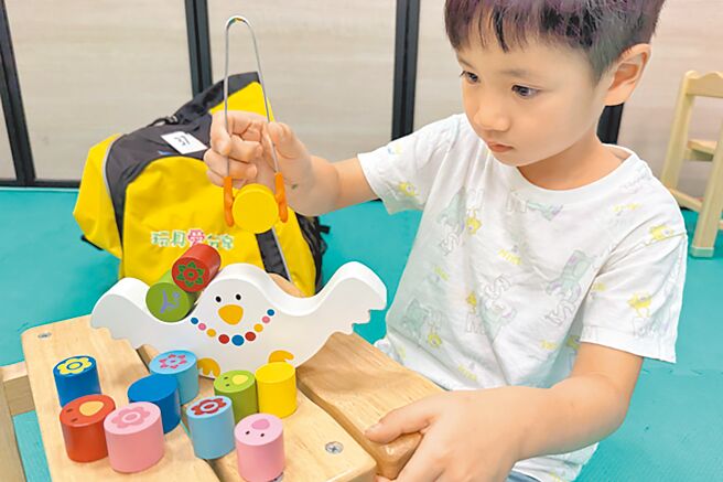 ESG永续已成为企业经营显学，TOYOTA自2016年携手NGO台湾玩具图书馆协会，以长达十年的「玩具爱分享」公益行动，回收近500吨玩具、举办千场分享活动，使15万名儿童与长辈受益（见图）。今年计画深化与职能治疗师合作，针对有发展需求儿童增设「玩具疗育」服务，将治疗师挑选的「传爱背包」分享给早疗儿童带回家练习与刺激发展。近日「玩具爱分享」多项活动开跑，邀全民一同实践永续精神。（和泰汽车提供，台湾玩具图书馆协会授权）