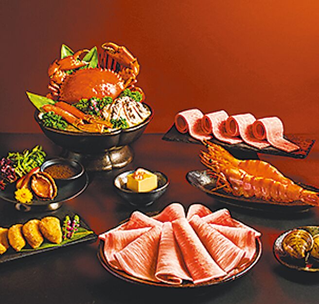 迎接七夕，橘色集团旗下两大锅物品牌橘色涮涮屋及Extension 1 by橘色，分别推出「七夕限定 双人海陆套餐」（见图）与「七夕限定 一锅一烧双人套餐」，透过精致餐点包含日本A5和牛牛小排、清蒸奶油龙虾等，结合特色调酒、日本清酒，为恋人加温感情，预计8月22日至8月31日限时登场。（橘色集团提供）【禁止酒驾 找代驾 保平安】