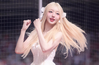 权喜原累到蹲在地上！近百狂粉围住抢拍　翻译姐姐也求饶