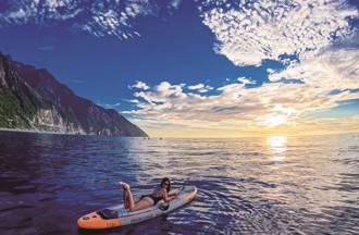 與美景結合的水上活動 SUP立槳和獨木舟