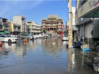 高雄茄萣遇天文大潮 海水倒灌水淹小腿肚 居民怨声载道