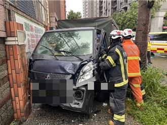 桃園救護車急送中毒婦   路口遭小貨車猛撞3人送醫