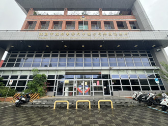 9歲女童攜玩具怕責備迷途 中壢警兵分五路助團圓