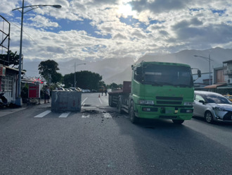 驚悚！花蓮曳引車急煞「大理石噴飛」 駕駛慘吞罰單