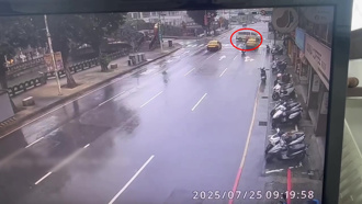 基隆救護車遭擦撞！　女騎士未禮讓慘摔手腳擦挫傷送醫